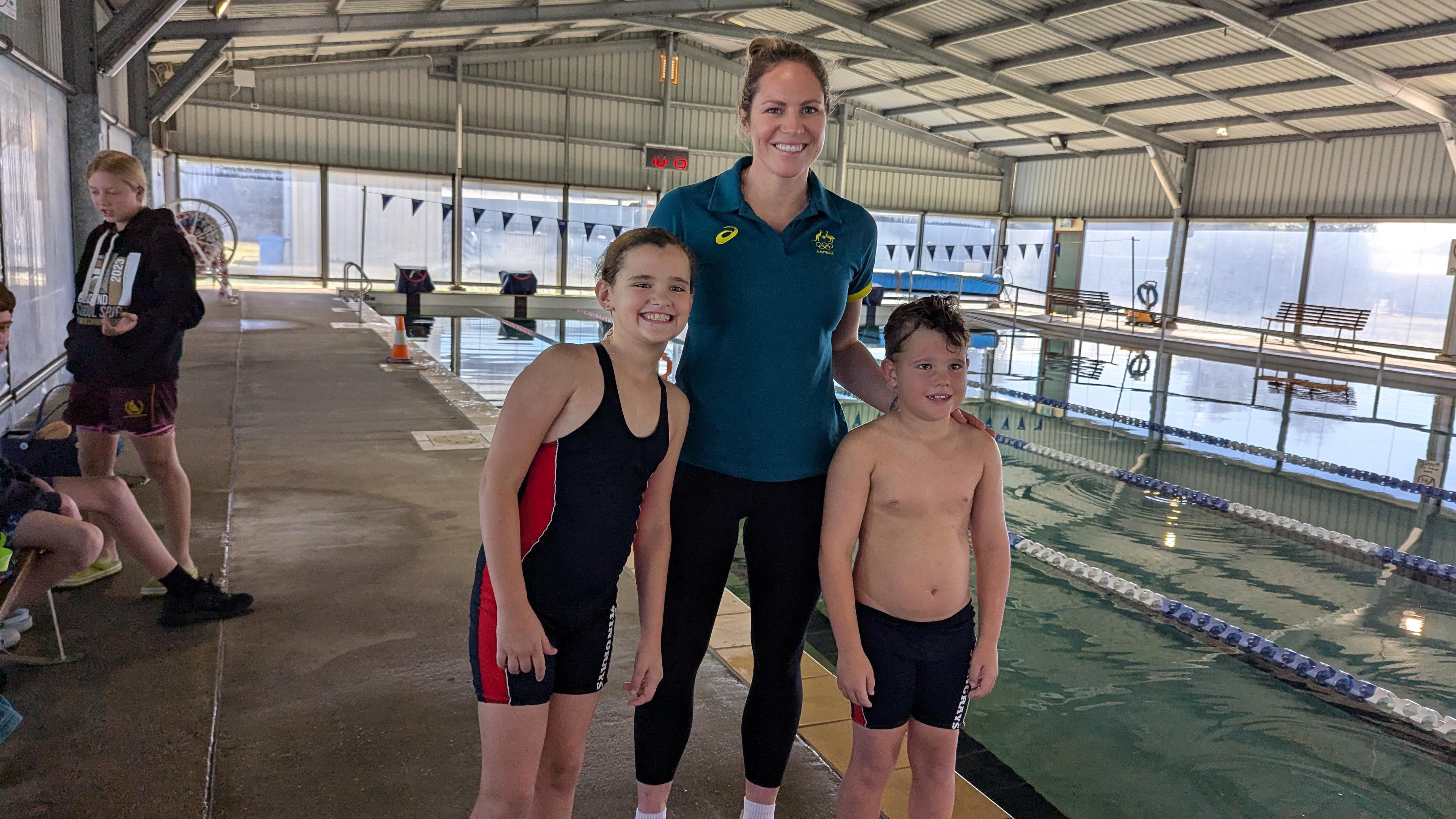 Olympian Emily Seebohm with two young swimmers at the Longreach Swim Clinic